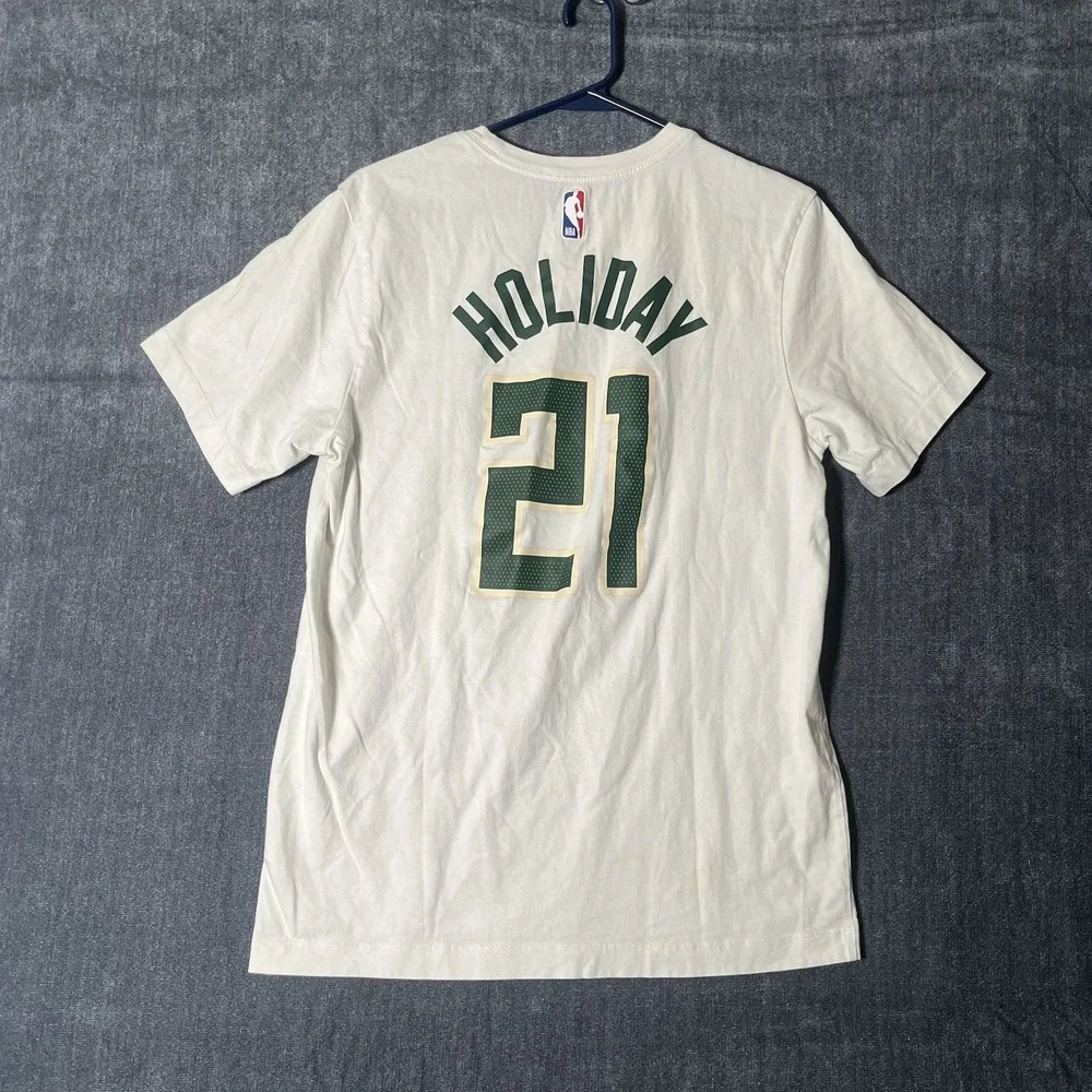 The Nike Tee NBA Bucks Shirt Holiday 21 Boys Medium White Cotton Crew Neck (READ